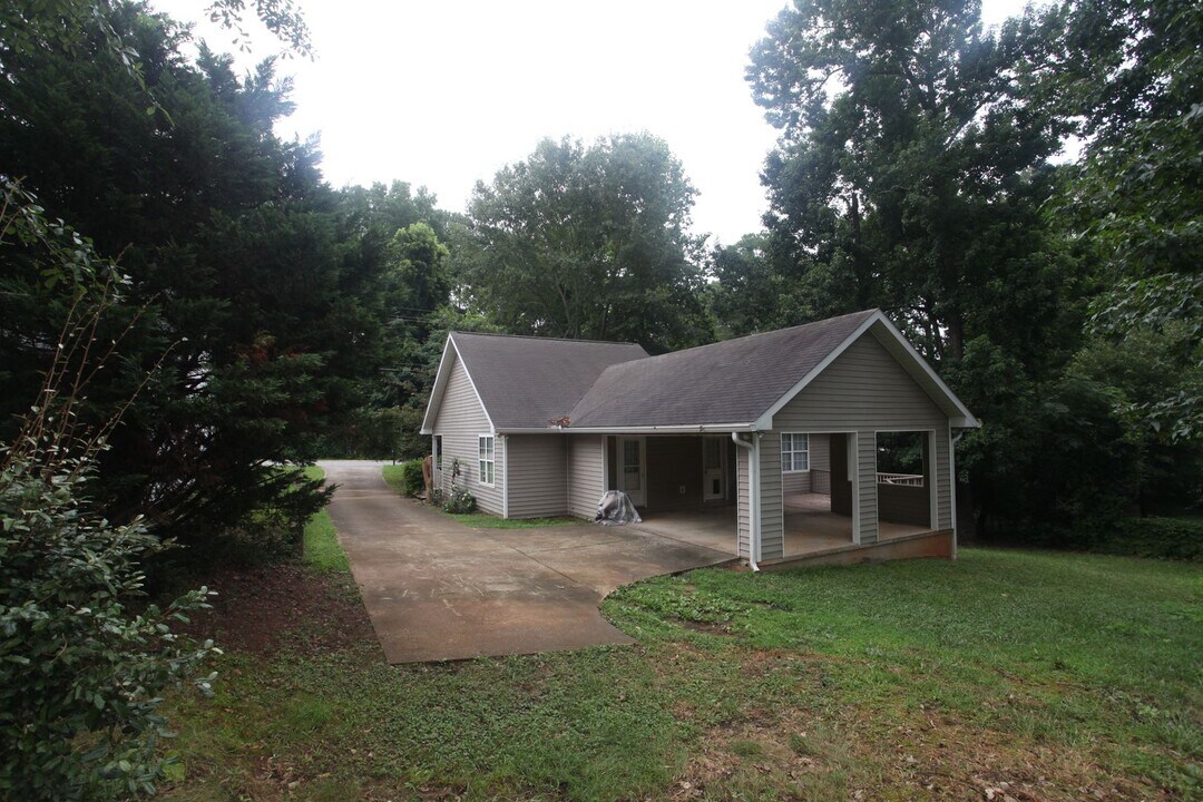 950 Stage Rd in Auburn, AL - Building Photo