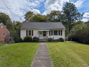 204 Montreat Rd in Black Mountain, NC - Building Photo - Building Photo