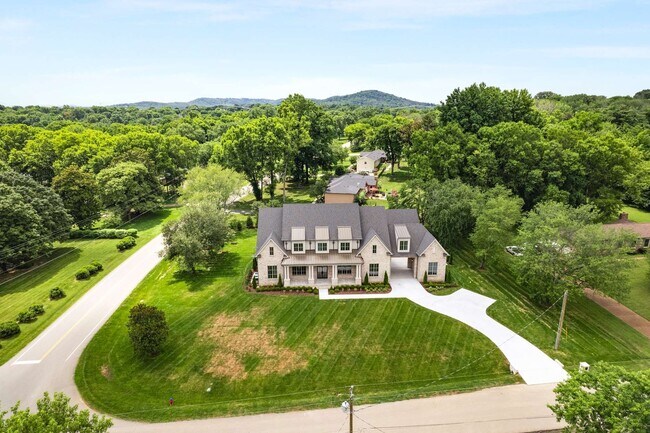 8115 Devens Dr in Brentwood, TN - Building Photo - Building Photo