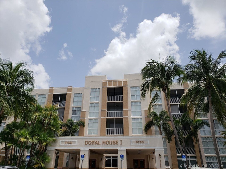 9755 NW 52nd St in Doral, FL - Building Photo