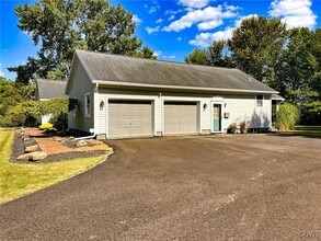 97 1/2 Sanger Ave in New Hartford, NY - Building Photo - Building Photo
