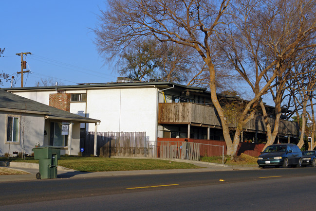 2411 Grange Ave in Stockton, CA - Foto de edificio - Building Photo