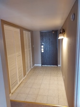 350 Plum Creek Dr, Unit 205 in Wheeling, IL - Building Photo - Building Photo