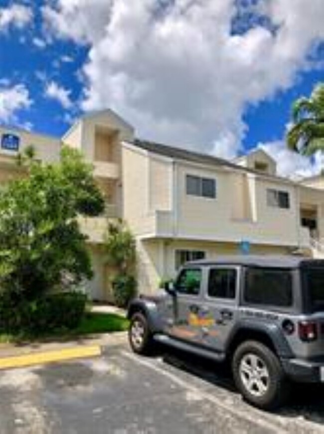 3469 NW 44th St, Unit 104 in Lauderdale Lakes, FL - Building Photo - Building Photo