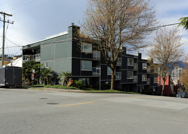 2385 Oak St in Vancouver, BC - Building Photo - Primary Photo