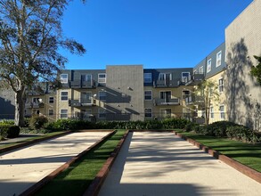 Skycrest Apartments in San Bruno, CA - Foto de edificio - Building Photo