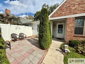 41 Wycoff Way E in East Brunswick, NJ - Building Photo - Building Photo