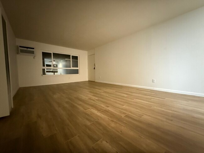 11908 Riverside Dr, Unit 4 in Los Angeles, CA - Building Photo - Building Photo