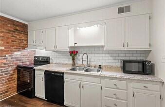 372 S Cherry St, Unit B in Kernersville, NC - Foto de edificio - Building Photo