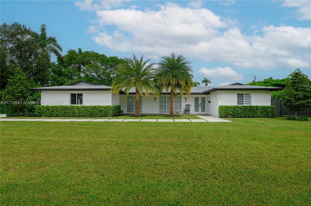 8605 SW 162nd St in Palmetto Bay, FL - Building Photo