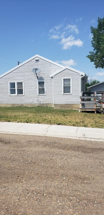 33 W 5th St S in Sunburst, MT - Building Photo