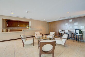60 SW 13th St, Unit 2818 in Miami, FL - Building Photo - Building Photo
