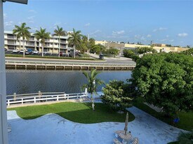 467 Golden Isles Dr in Hallandale Beach, FL - Building Photo