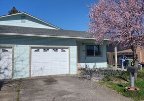 780 El Rio St in Ukiah, CA - Building Photo