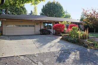 11240 SE Lincoln St in Portland, OR - Building Photo - Building Photo