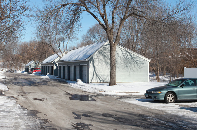 Brook Gardens Apartments & Townhomes in Brooklyn Park, MN - Building Photo - Building Photo