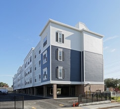 Brooke Pointe in Valley Stream, NY - Building Photo - Building Photo