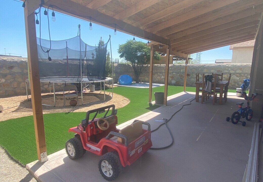 1133 Montera Rd in El Paso, TX - Building Photo