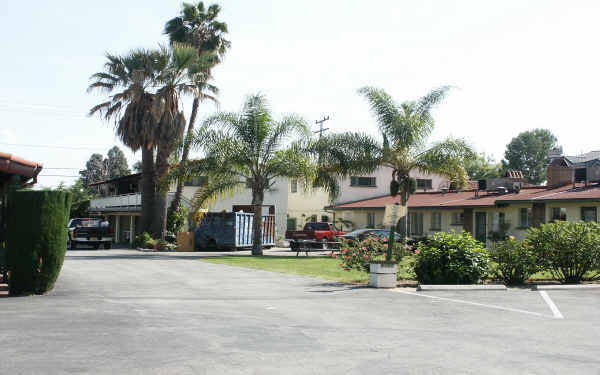 9128-9136 Huntington Dr in San Gabriel, CA - Building Photo