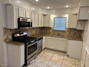 888 Berkinshire Dr in Dallas, TX - Building Photo - Building Photo