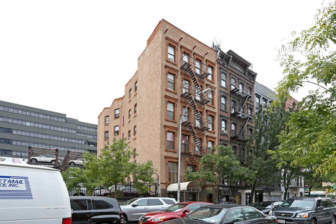 408 W 36th St in New York, NY - Building Photo