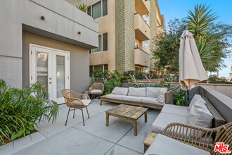 20 Quarterdeck St in Marina Del Rey, CA - Building Photo - Building Photo