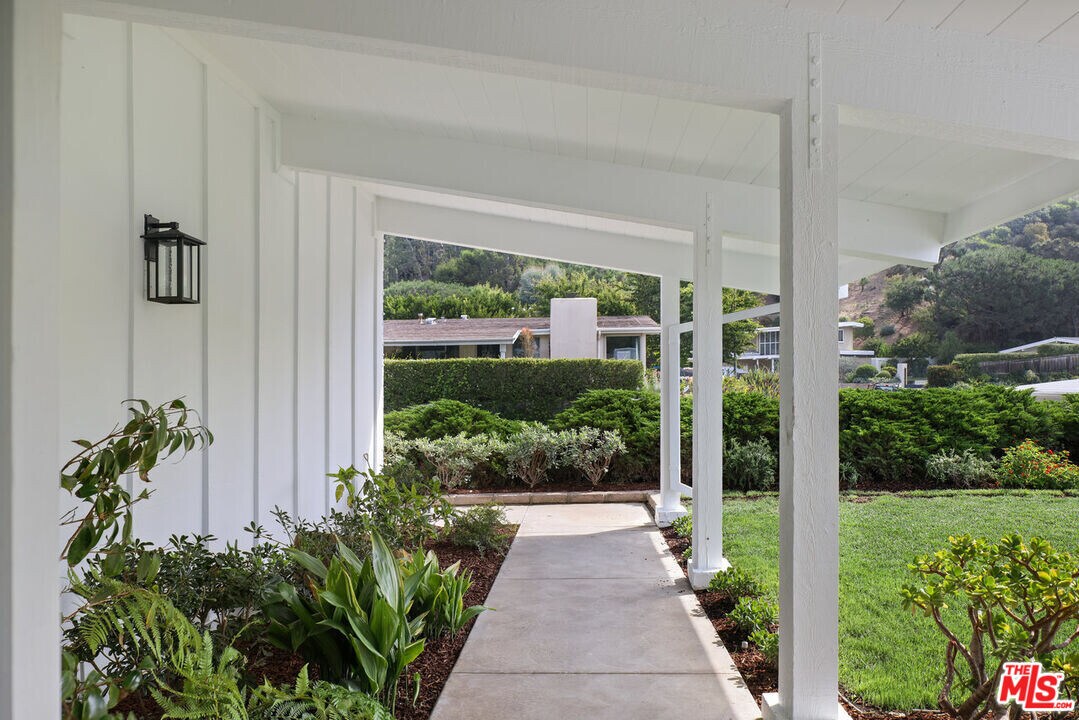 1279 El Hito Cir in Los Angeles, CA - Building Photo