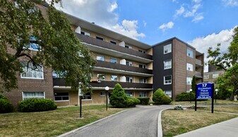 17 Eccleston Dr in Toronto, ON - Building Photo