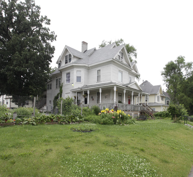 1044 19th Pl in Des Moines, IA - Foto de edificio - Building Photo