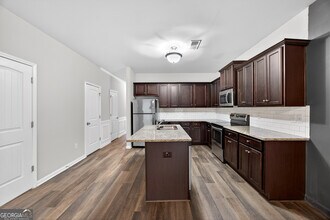 4497 Ravenwood Dr in Union City, GA - Building Photo - Building Photo