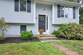 35 Old Town Trail in Narragansett, RI - Foto de edificio - Building Photo