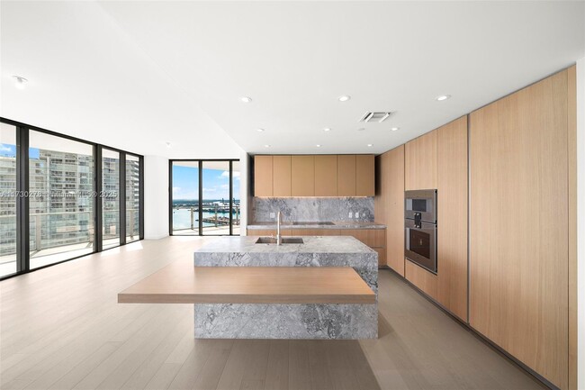 500 Alton Rd, Unit 3101 in Miami Beach, FL - Building Photo - Building Photo
