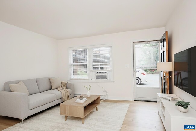 2114 Ivy Rd in Charlottesville, VA - Building Photo - Building Photo