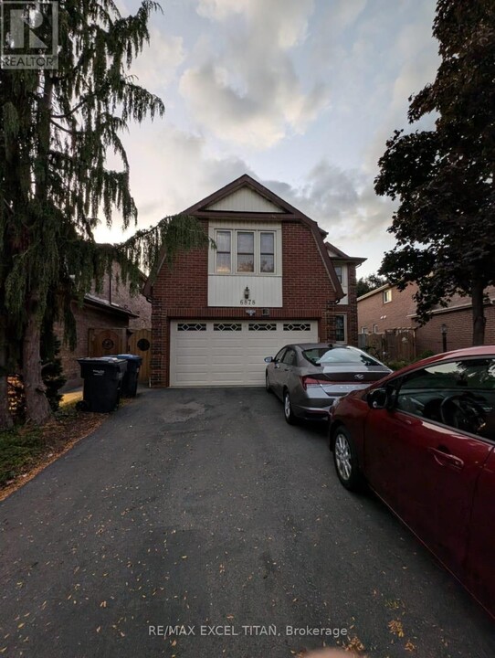 6878 Hickling Crescent in Mississauga, ON - Building Photo