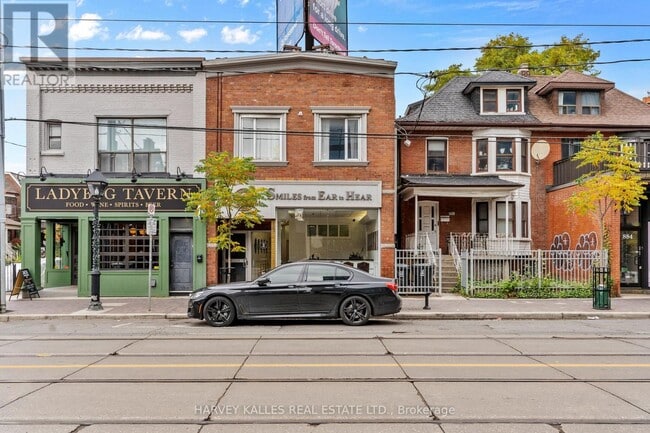 888 College St in Toronto, ON - Building Photo - Building Photo