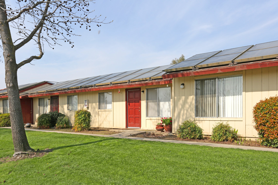 Country Creek Apartments in Sanger, CA - Building Photo