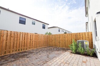 23057 SW 129th Pl in Miami, FL - Foto de edificio - Building Photo