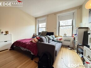 39 St Paul St, Unit 2 in Brookline, MA - Foto de edificio - Building Photo