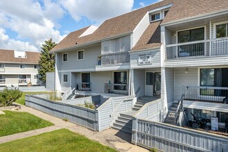 Deerwood Place in Edmonton, AB - Building Photo - Building Photo