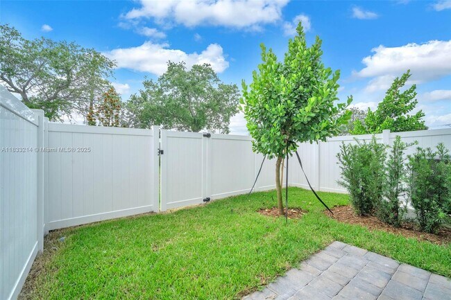 142 SW 171st Way in Pembroke Pines, FL - Building Photo - Building Photo