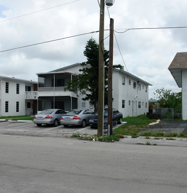 5951 NW 16th Pl in Fort Lauderdale, FL - Building Photo - Building Photo