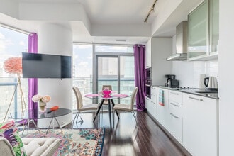 807 York St, Unit SI ID1515759P in Toronto, ON - Building Photo - Building Photo