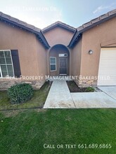 10821 Tamarron Dr in Bakersfield, CA - Building Photo - Building Photo