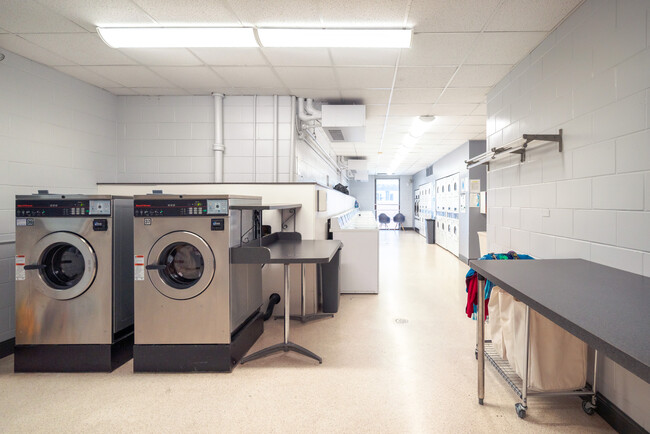 5445 N Sheridan Rd, Unit 2402 in Chicago, IL - Building Photo - Building Photo