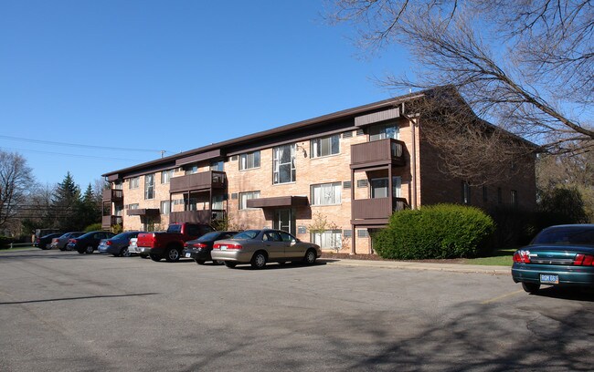 711 Burcham Apartments in East Lansing, MI - Foto de edificio - Building Photo