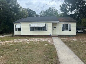 605 Greenmead Dr in Kinston, NC - Building Photo