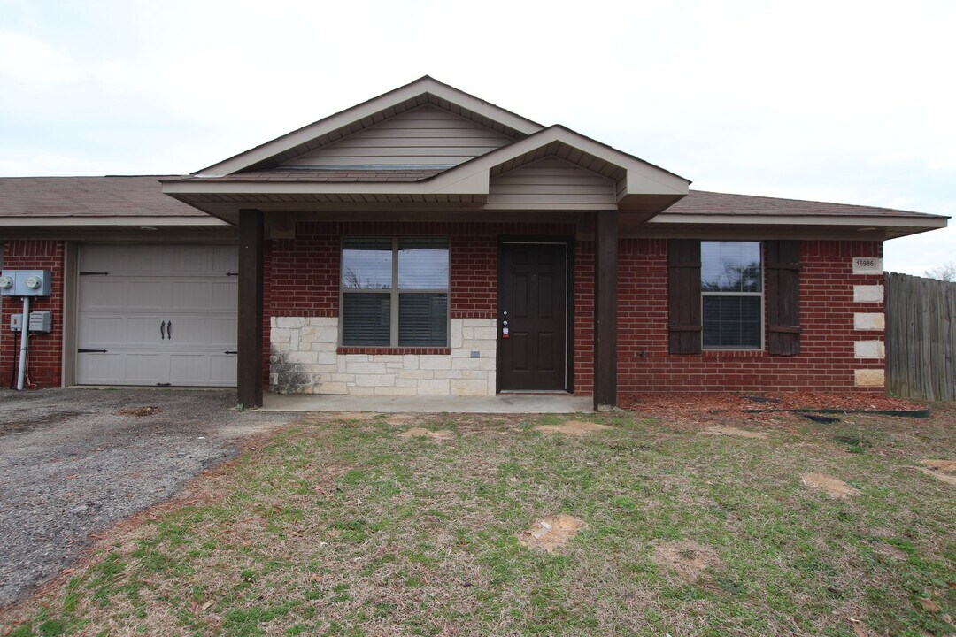 16986 Loring Ln in Lindale, TX - Building Photo