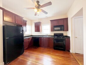 1040 Hyde Park Ave, Unit 1 in Boston, MA - Foto de edificio - Building Photo