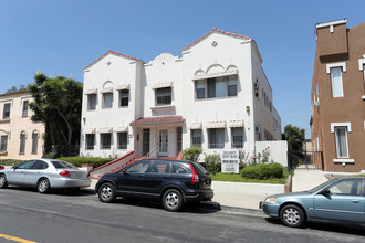 155 S Manhattan Pl in Los Angeles, CA - Foto de edificio - Building Photo