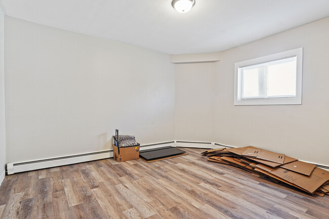 16 Lincoln Ave in Riverside, RI - Building Photo - Interior Photo